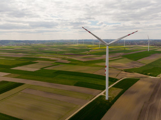 energia z wiatru, wiatraki prądotwórcze suche pola, susza w Polsce,  stan wyjątkowy 