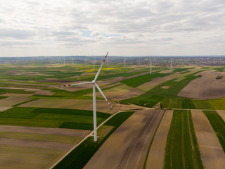 energia z wiatru, wiatraki prądotwórcze suche pola, susza w Polsce,  stan wyjątkowy 