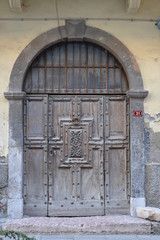 Saint-Paul sur Ubaye, France, 24/12/2014 : Porte ancienne d'une maison montagnarde dans un village