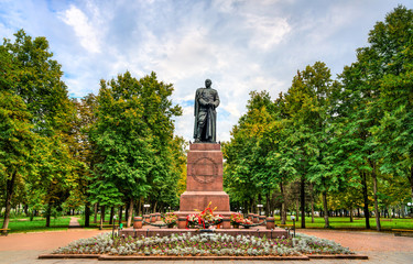Fototapeta na wymiar Monument to Soviet military officer Major-General Leonty Gurtyev in Oryol, Russia