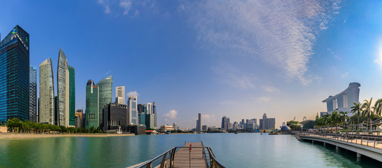 Fototapeta premium Wieżowce w dzielnicy śródmieścia Singapuru, panoramę nabrzeża z Marina Bay Sands i Esplanade w tle