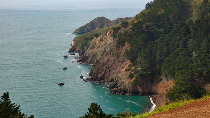 Obraz premium Waves Against Cliff Sides