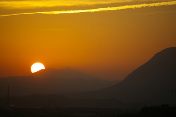 Puesta de Sol entre montañas