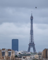 Fototapeta na wymiar Tour Eiffel depuis la Défense