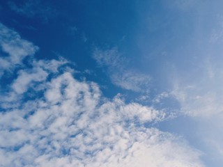 Obraz premium blue sky and white clouds seen during the day