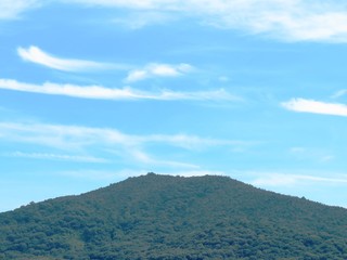 Obraz premium 日本の田舎の風景 8月 山と空