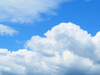 Naklejka na ściany i meble 日本の田舎の風景　8月　夏の雲と青空と山