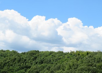 Fototapeta premium 日本の田舎の風景 8月 夏の雲と青空と山
