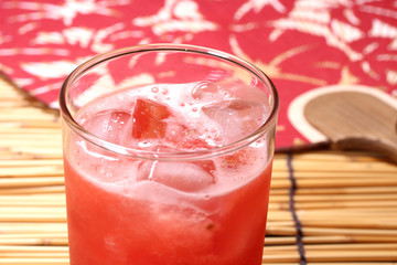 スイカジュースと団扇