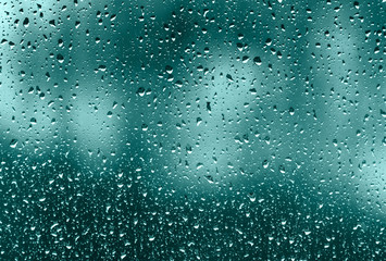 Gouttelettes sur la vitre un jour de pluie