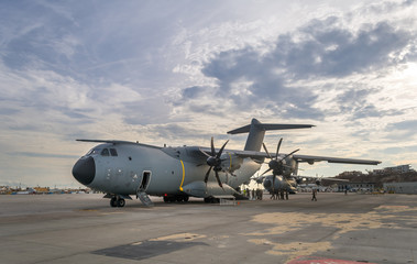 Fototapeta na wymiar Avion de transport militaire sur le tarmac