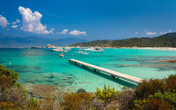 Voiliers et yachts au mouillage &agrave; la plage du Lotu en Corse