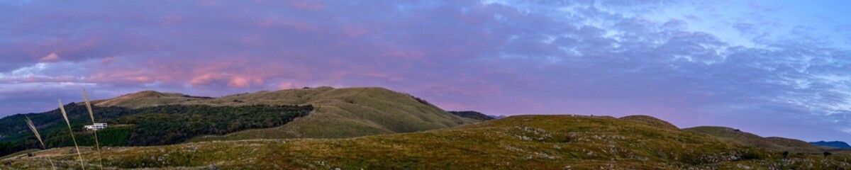朝焼けに染まる雲と秋吉台のパノラマ情景＠山口
