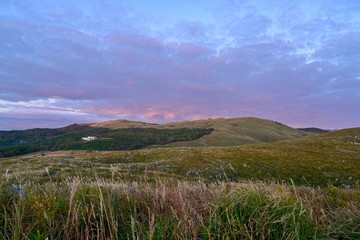 朝焼けに染まる雲と秋吉台の情景＠山口