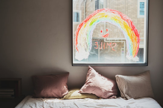 SMILEの虹が描かれた窓とベッドルーム