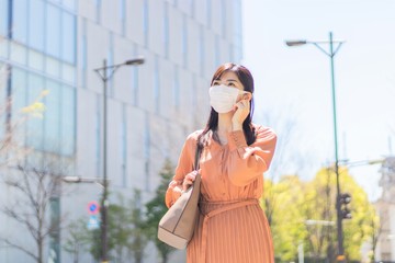 マスクをした女性