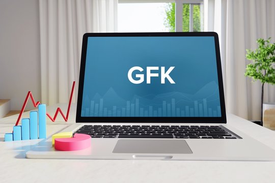 GFK &ndash; Business/Statistik. Laptop im B&uuml;ro mit Begriff auf dem Monitor. Finanzen, Wirtschaft, Analyse