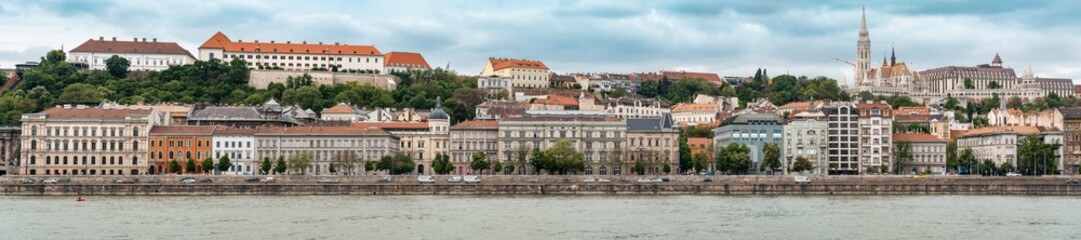 Obraz premium Vista panorámica de Budapest, Hungría desde el río Danubio.