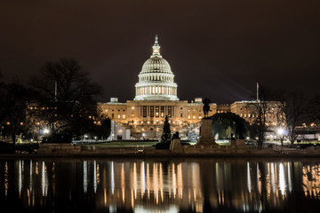 Fototapeta na wymiar capitol building at night
