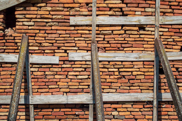 muro de ladrillos con maderas y hierros