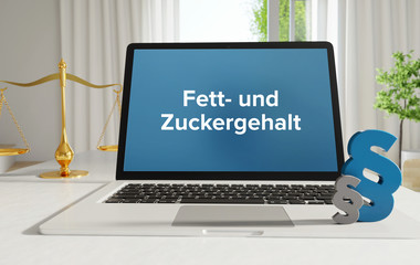 Fett- und Zuckergehalt – Recht, Gesetz, Internet. Laptop im Büro mit Begriff auf dem Monitor. Paragraf und Waage.