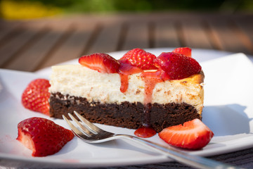 Brownie cheescake with strawberries