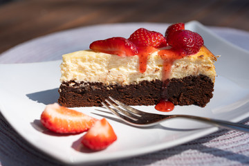 Brownie cheescake with strawberries
