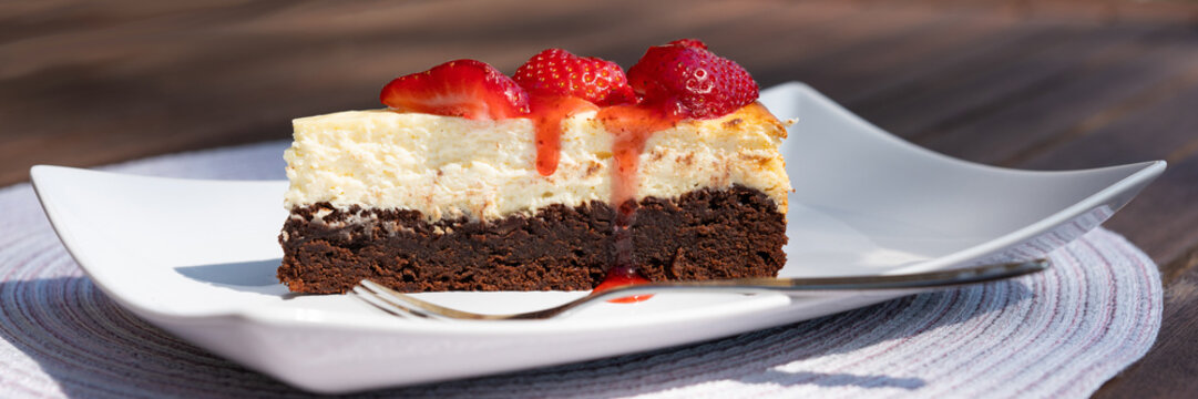 Brownie cheescake with strawberries