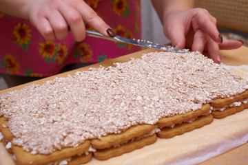 Put the cottage cheese and spread the cookies. Cooking cake 