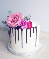 wedding cake with roses