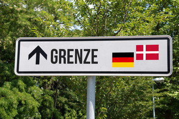Ein Schild und Grenze zwischen Deutschland und Dänemark