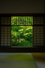 京都のお寺「源光庵」の「迷いの窓」と新緑