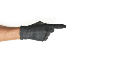 Męska dłoń w jednorazowej czarnej rękawiczce