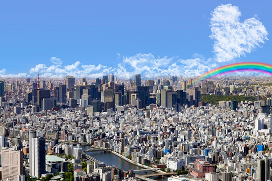 東京の空にハートの雲、希望の光と虹