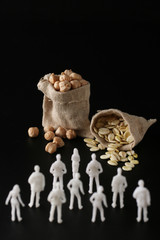 食糧危機とお金と人間のミニチュア人形を使ったジオラマ