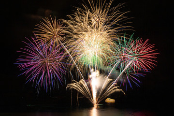 洞爺湖　花火大会　水上花火