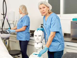 Obraz premium Skilled female cosmetologists at the medical center are preparing operating room