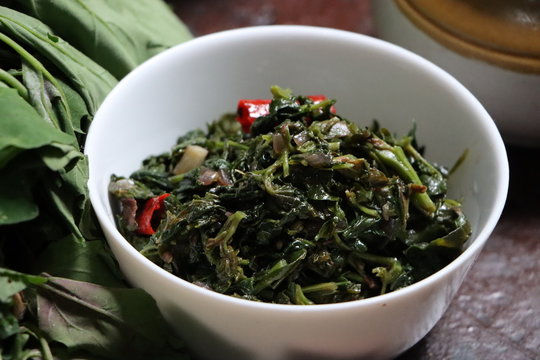 Bathua ka Saag, Pigweed leaf curry, Indian traditional food