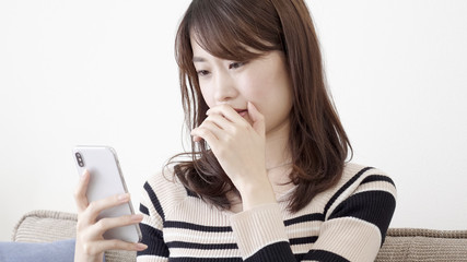 女性　スマホ