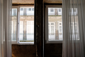 Balcón con cortinas