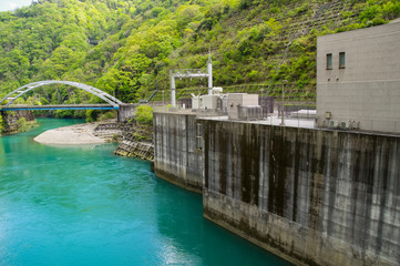 ダムに併設された水力発電施設