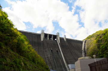 新緑に映える宮ヶ瀬ダム