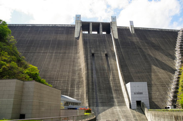 重力式コンクリートダムである宮ヶ瀬ダム
