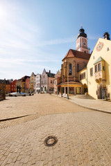 Der Marktplatz in der Stadt Cham mit seinen historischen Gebäude
