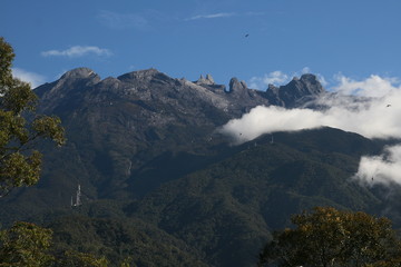 Obraz premium Mount kota kinabalu with cloud
