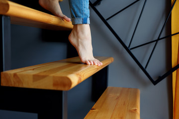 Woman in blue jeans go down in stairs.