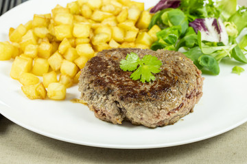 steak haché de boeuf et pommes de terre rissolées