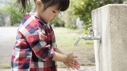 子供　手洗い　公園