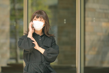 Fototapeta premium 外でマスクをつけている女性