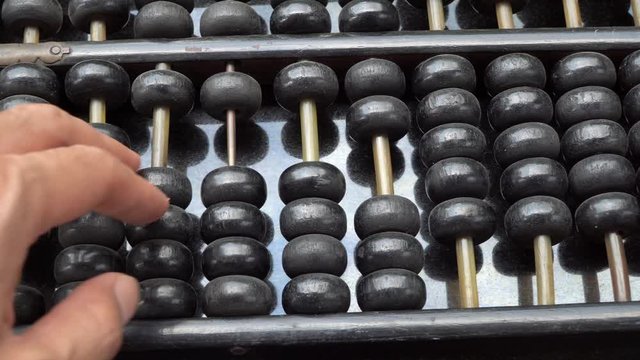 Men use an abacus to calculate monthly expenses,Stay home to help the nation
